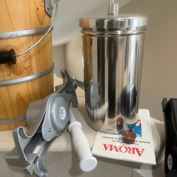 Aroma‎ ice cream maker model AIC-305EM 5 Quart - Picture 6 of 16